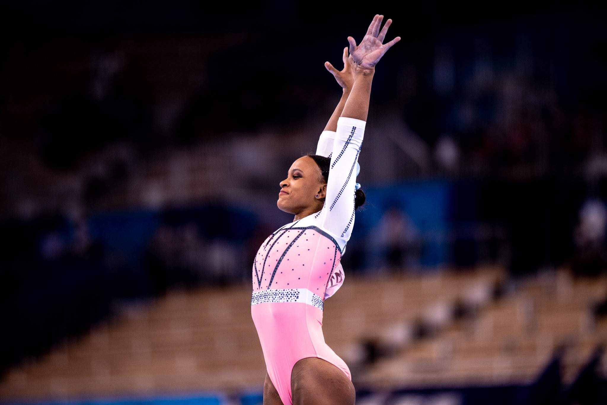 Simone Biles dá show, repete 'salto perfeito' e lidera o Mundial