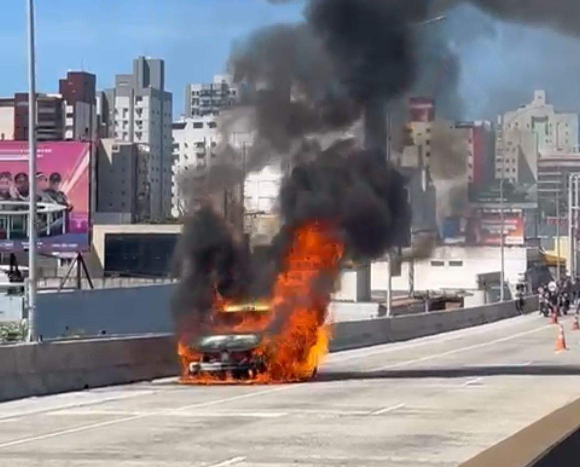 VÍDEO | Carro pega fogo na Terceira Ponte e trânsito é interditado