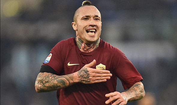 Nainggolan é suspenso de time da Bélgica após fumar no banco de reservas