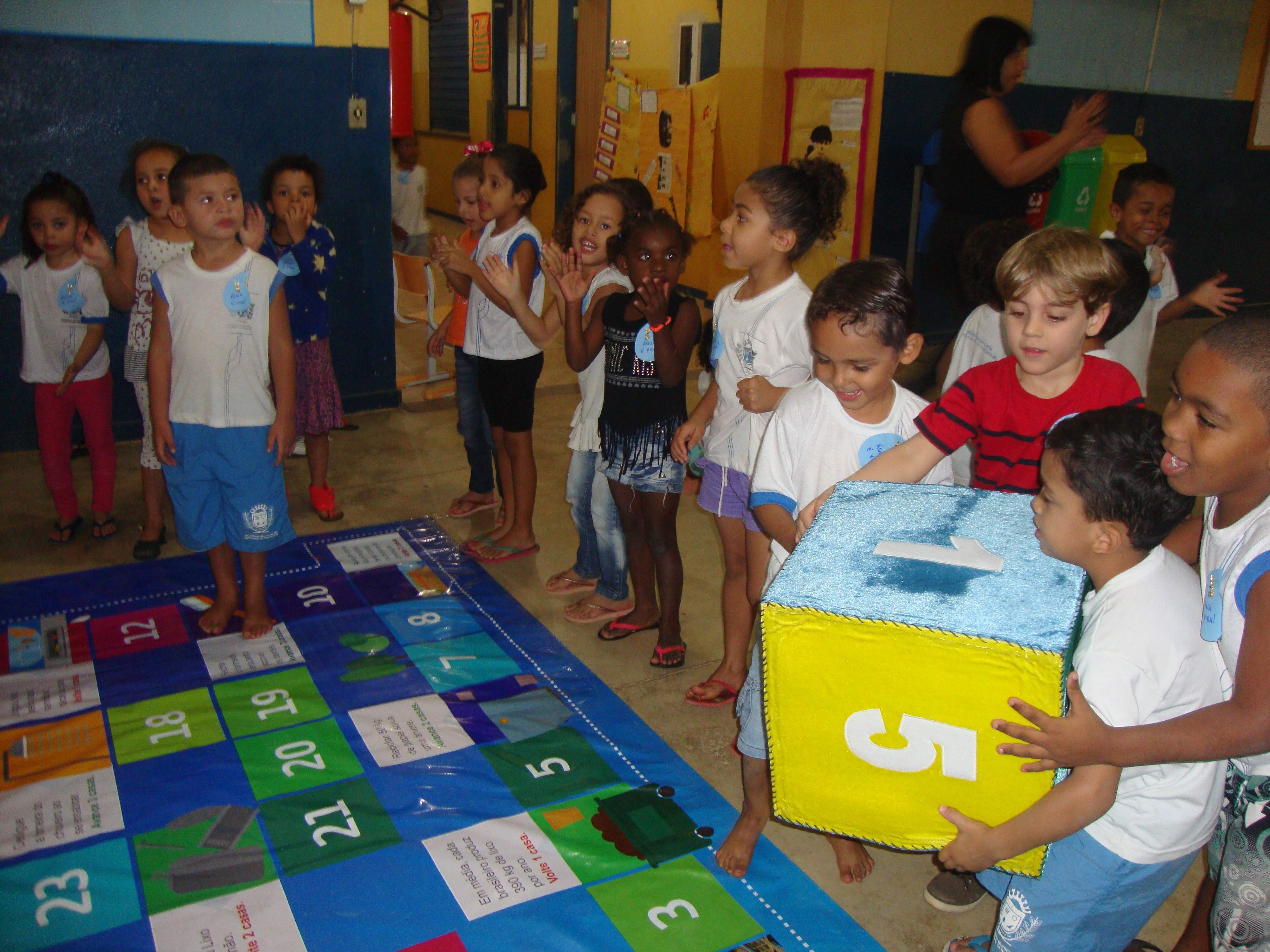 Jogo de tabuleiro da Copa do Mundo faz sucesso nas escolas