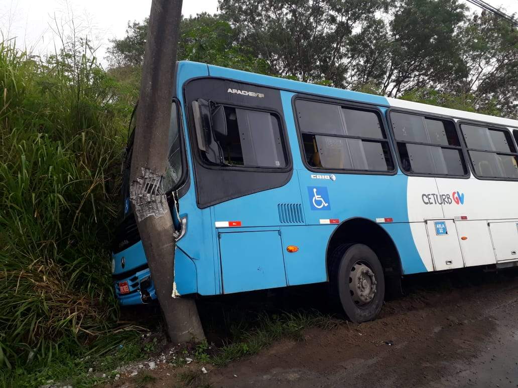 VÍdeo Passageiros Saem Pela Janela Depois De ônibus Bater Em Poste Na