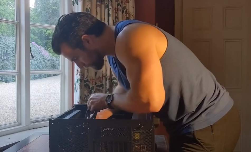 Henry Cavill compartilha bastidores de seu novo filme