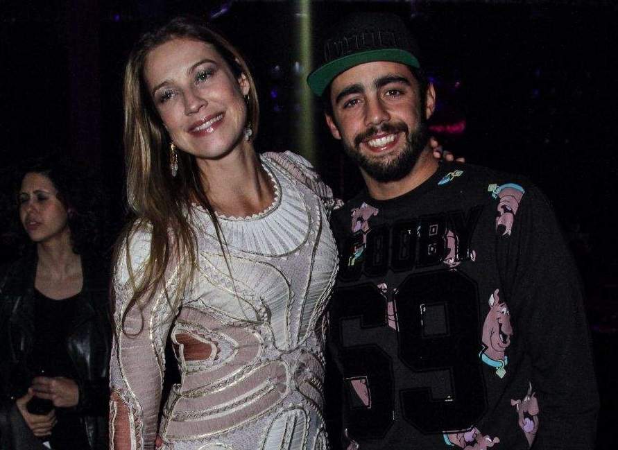 Luana Piovani Retorna Ao Brasil E Posa Com Pedro Scooby Sempre Juntos Mesmo Longe