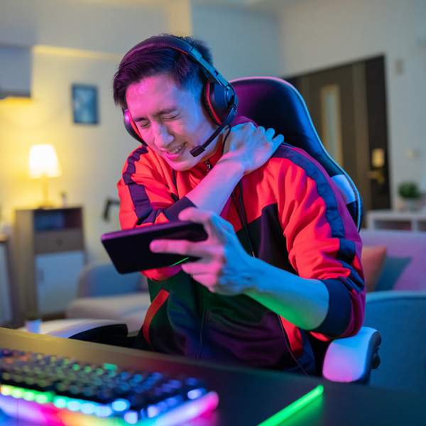 Postura gamer: o que acontece com o corpo ao passar horas jogando