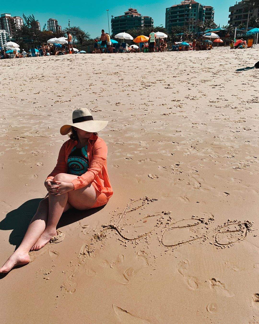 Grávida cantora Marília Mendonça posa de maiô na praia e recebe elogios dos fãs