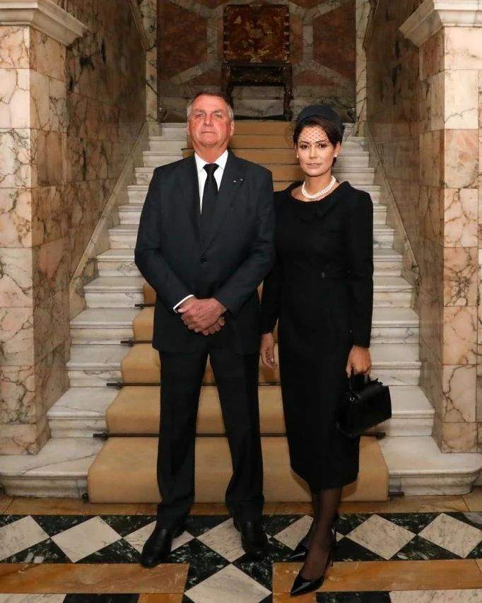 Michelle Bolsonaro confunde funeral da rainha com desfile de moda