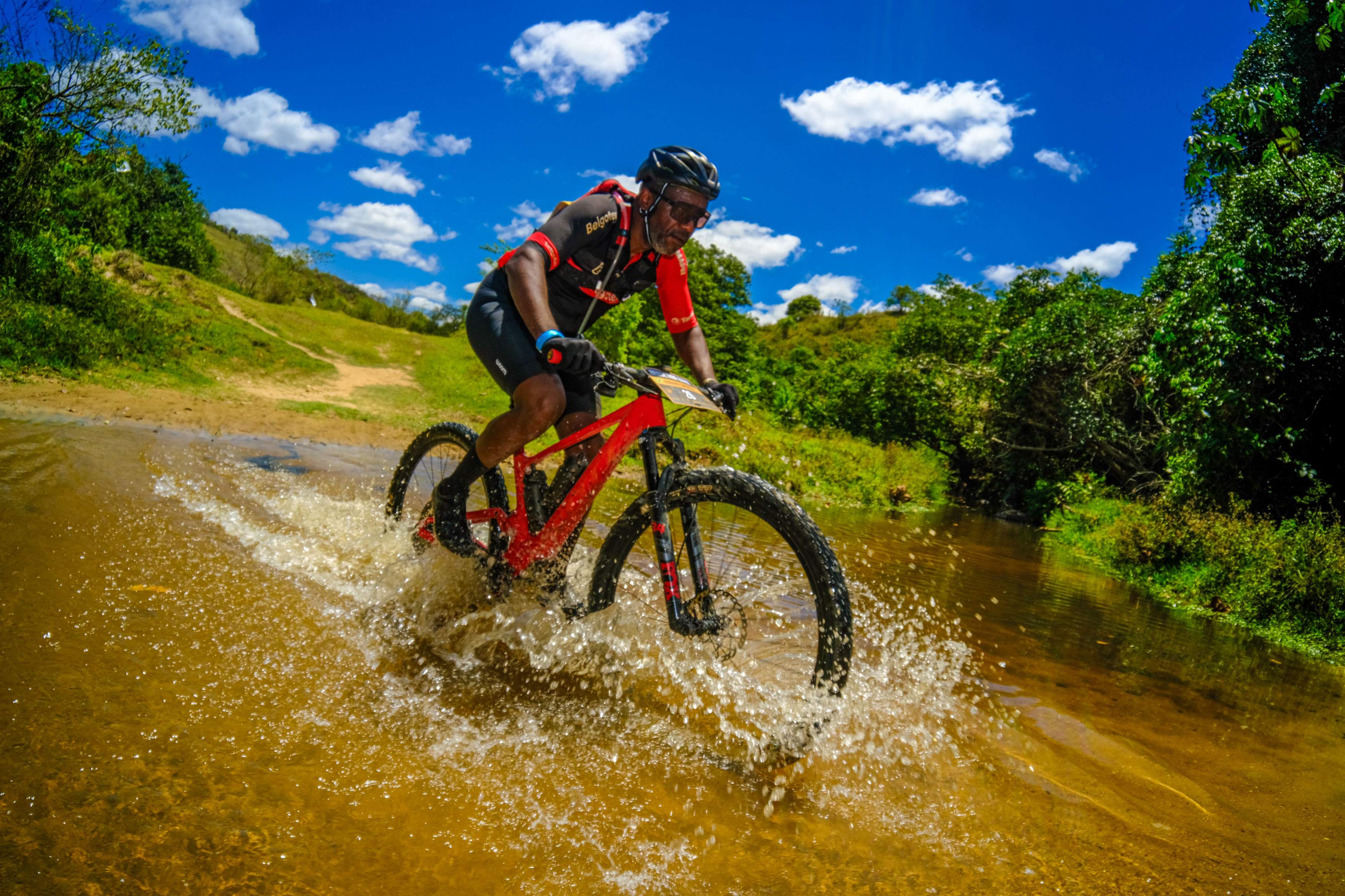 Atleta amateur participa en desafío de mountain bike en Chile