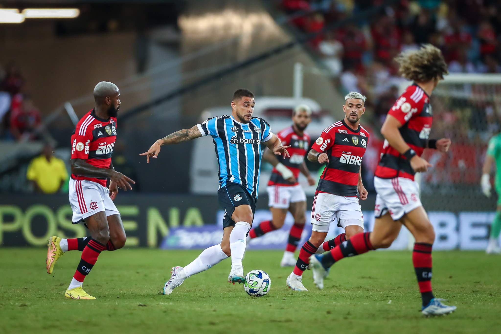 AGORA  David Luiz sente dores e está fora de jogo do Flamengo