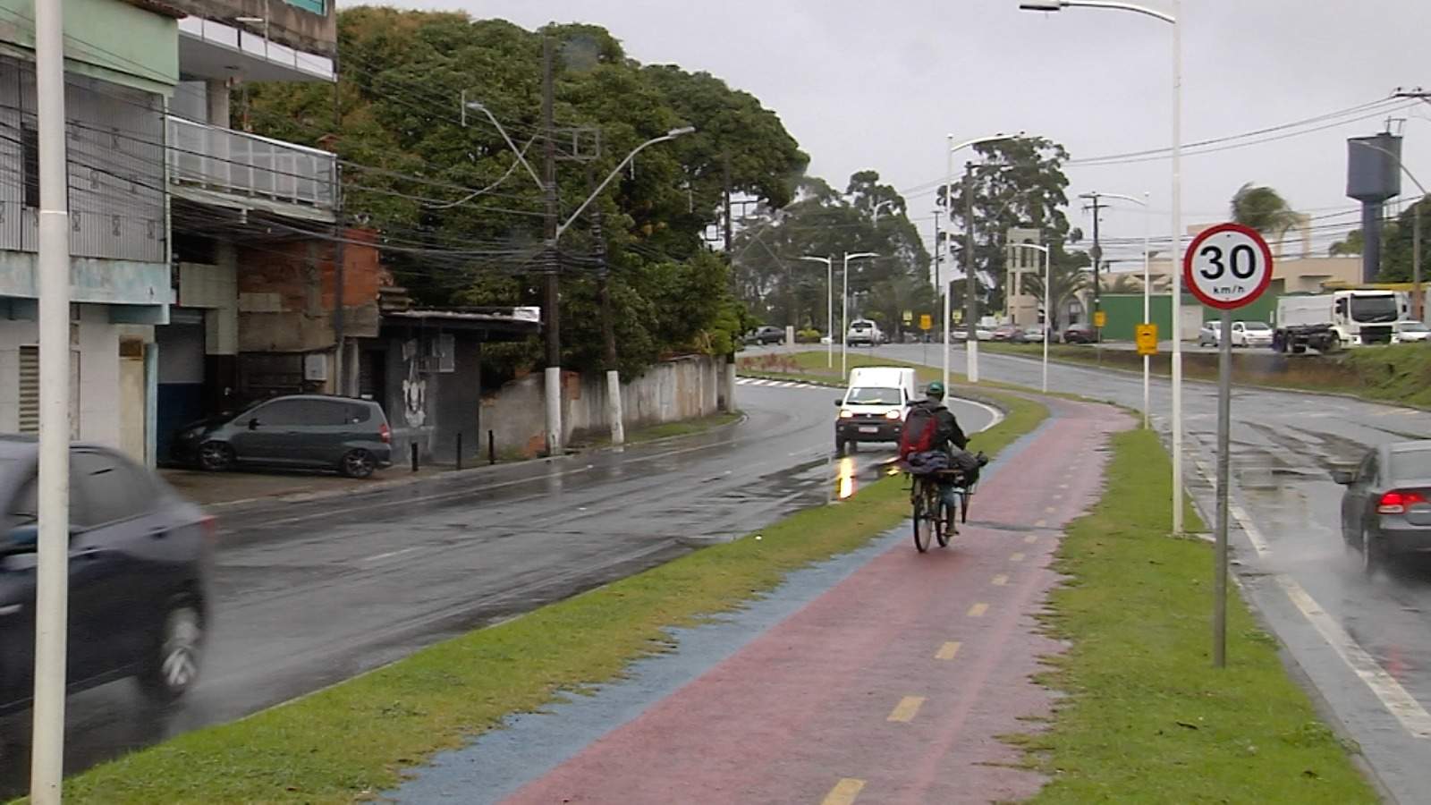 Mulher com bebê de 1 mês se esconde no banheiro para fugir de agressões do  marido