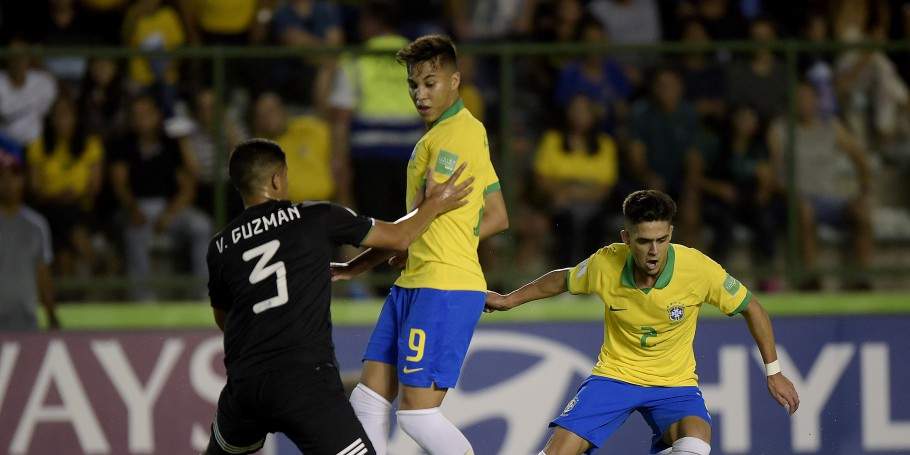 Com gols no fim, Brasil bate o México e conquista Copa do Mundo Sub-17