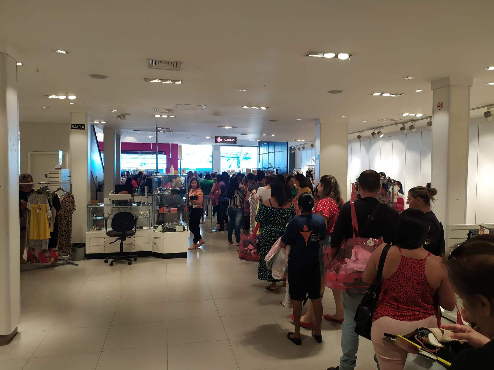 Lojas da Forever 21 no Brasil queimam estoque e devem fechar até