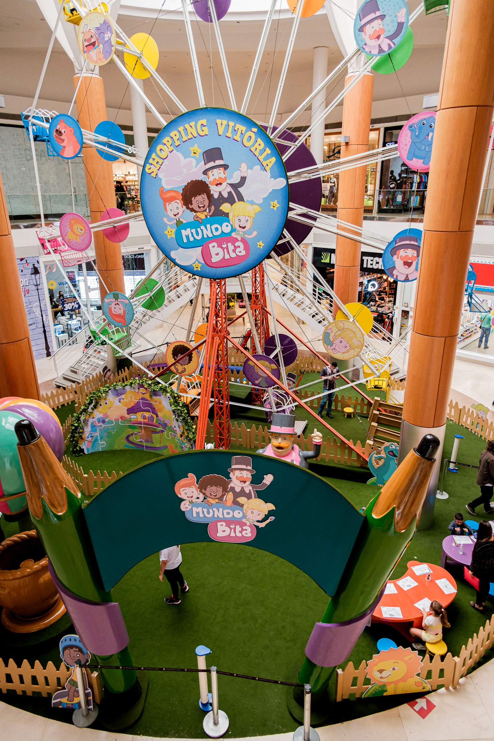 Maior roda-gigante indoor alegra Dia das Crianças no Shopping Vitória