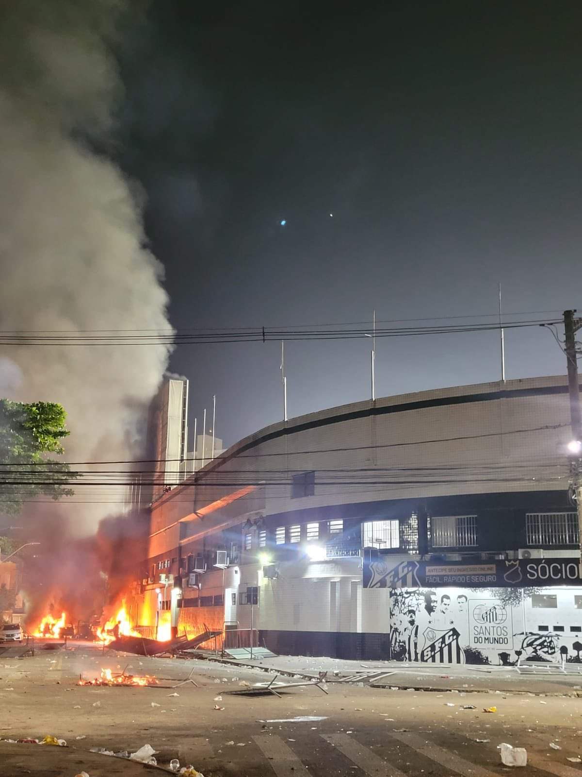 Carro de jogador e de delegado da partida são queimados após rebaixamento  do Santos