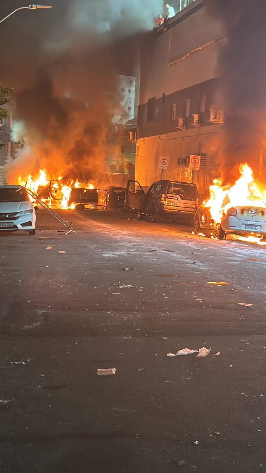 Carro de jogador e de delegado da partida são queimados após rebaixamento  do Santos