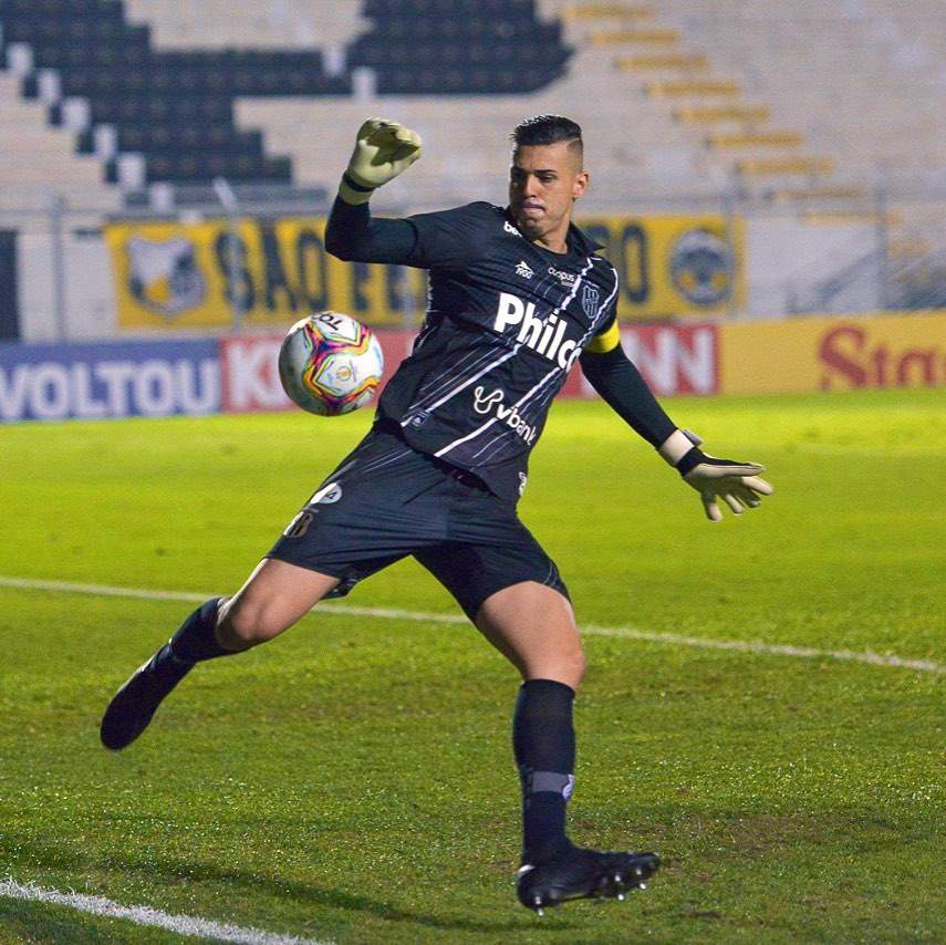 Ivan, goleiro da Ponte Preta, passa por cirurgia no punho ...