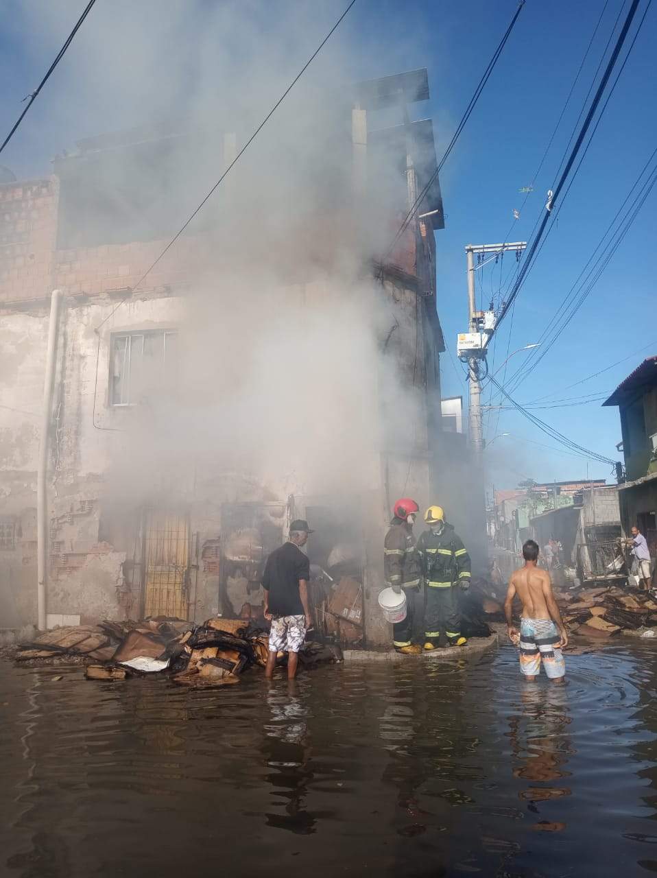 Casa pega fogo em Vila Velha e bombeiros têm dificuldade para chegar por  causa de alagamento