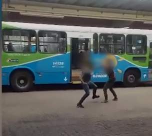 Casal briga em terminal de ônibus e polícia descobre que um deles