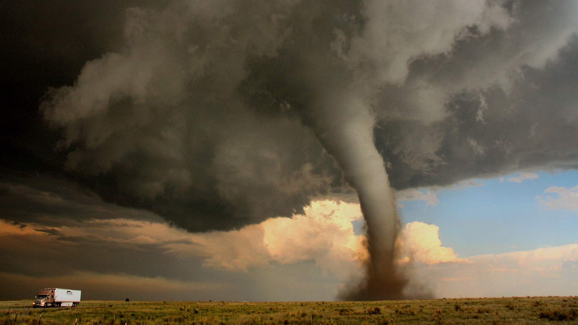 Tornados deixam morto, feridos e milhares sem energia nos EUA
