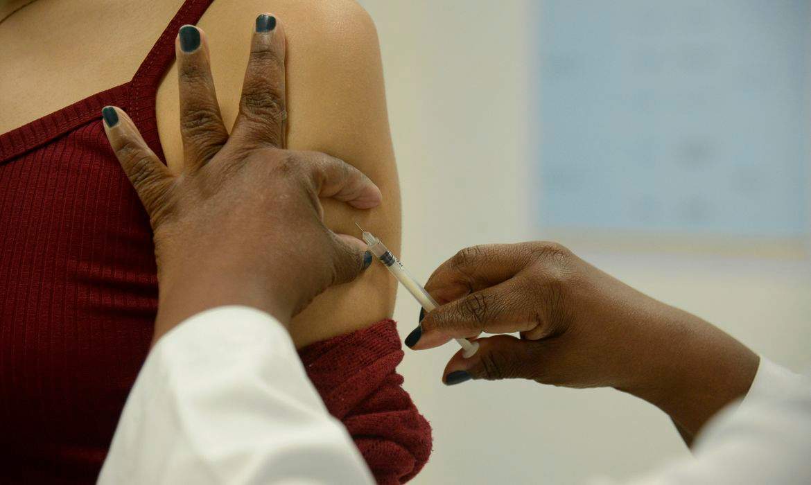 Sanidad intensifica la vacunación contra la Covid-19, el sarampión, la gripe y la meningitis en España