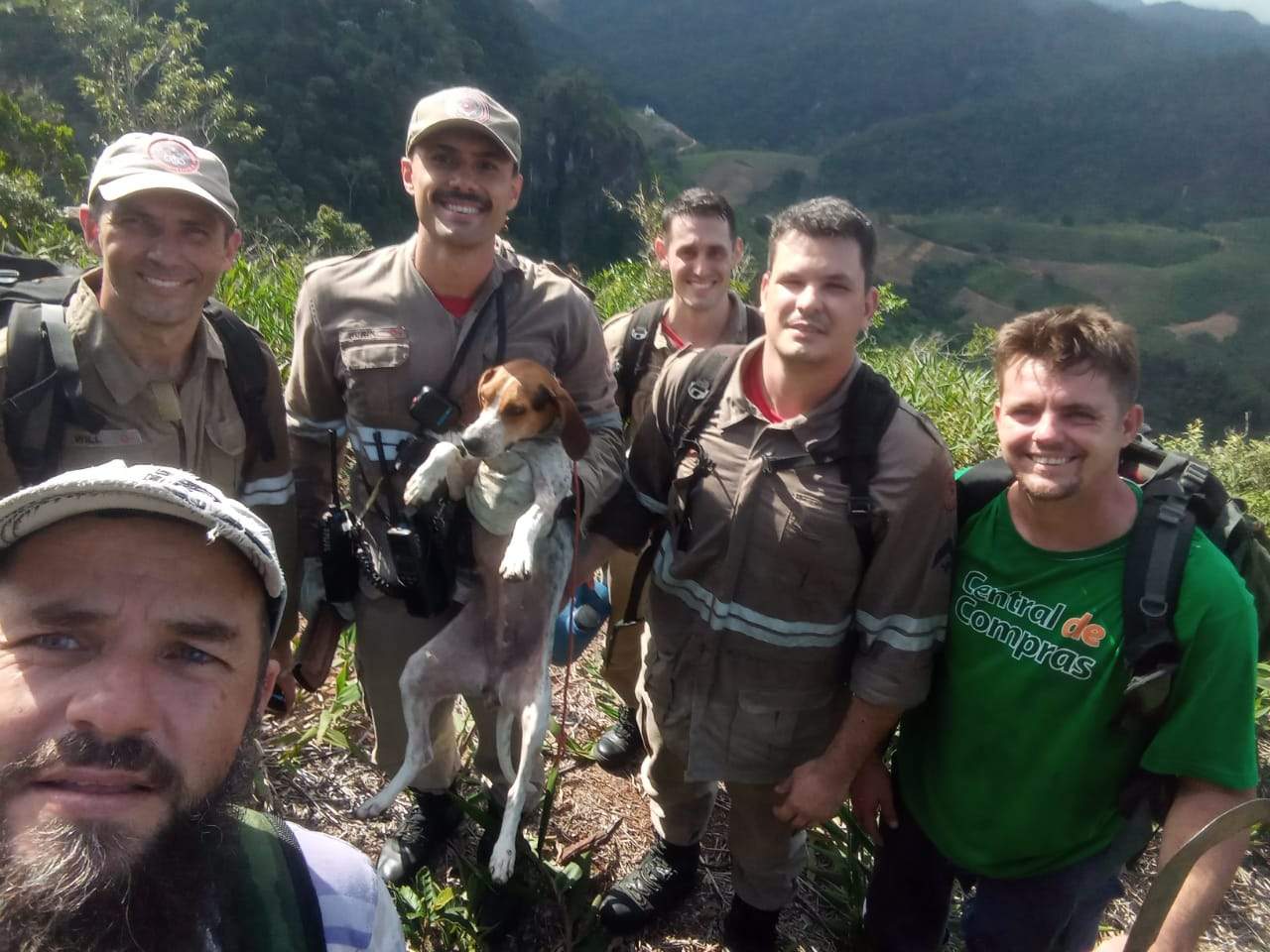 VÍdeo Cadela é Resgatada Pelo Corpo De Bombeiros Após Ficar Presa Em Pedras No Es 9696