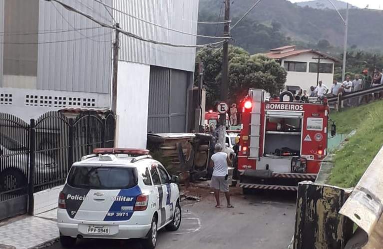 Homem Faz Casal Refém Dentro De Carro Cai De Viaduto Durante Fuga E Vítima Morre Em Fundão 3273