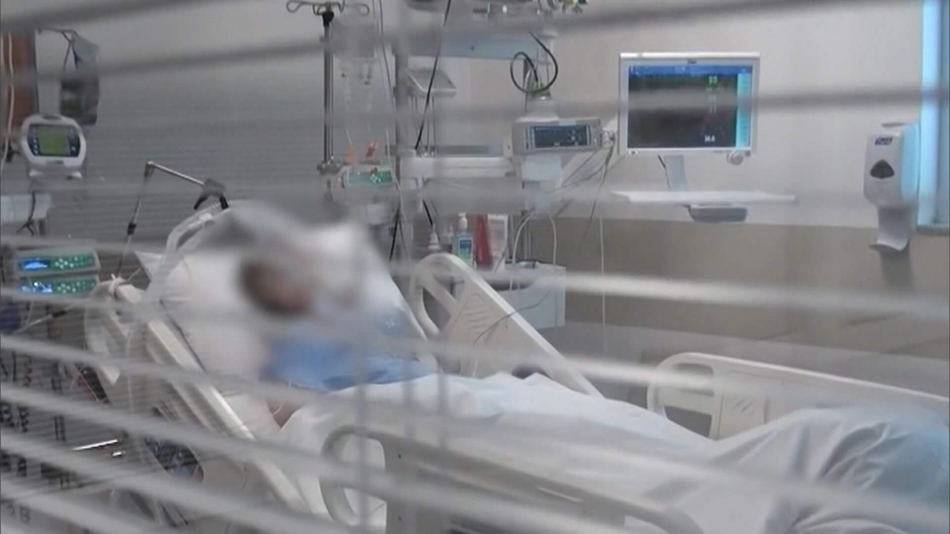 Paciente em leito de UTI no Hospital Jayme dos Santos Neves